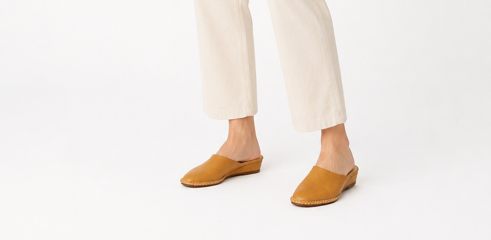 Vintage Circa Joan & David Leather Mules 9M Tan Low Wedge Y2K Shoes